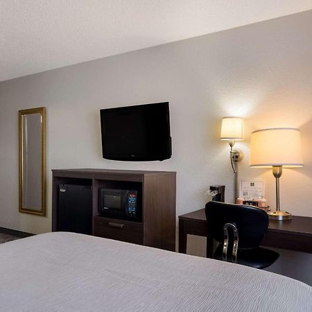 Quality Inn Hall Of Fame Canton Bagian luar foto