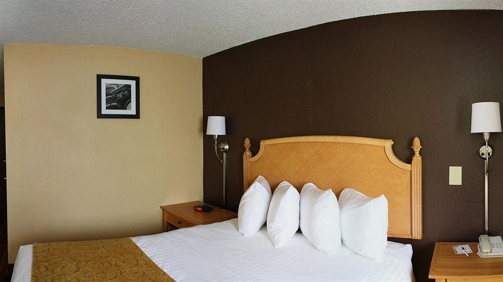 Quality Inn Hall Of Fame Canton Bagian luar foto