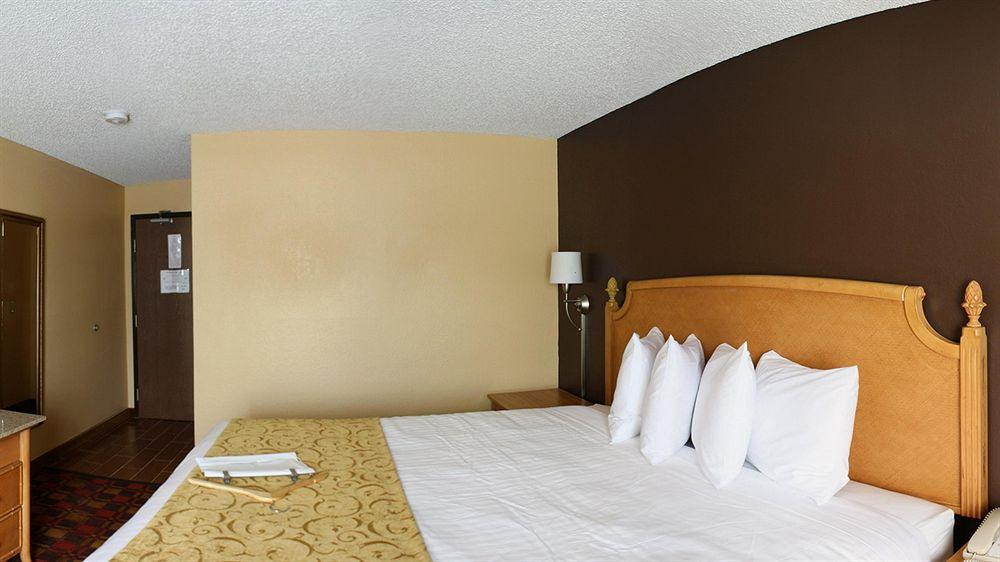 Quality Inn Hall Of Fame Canton Bagian luar foto