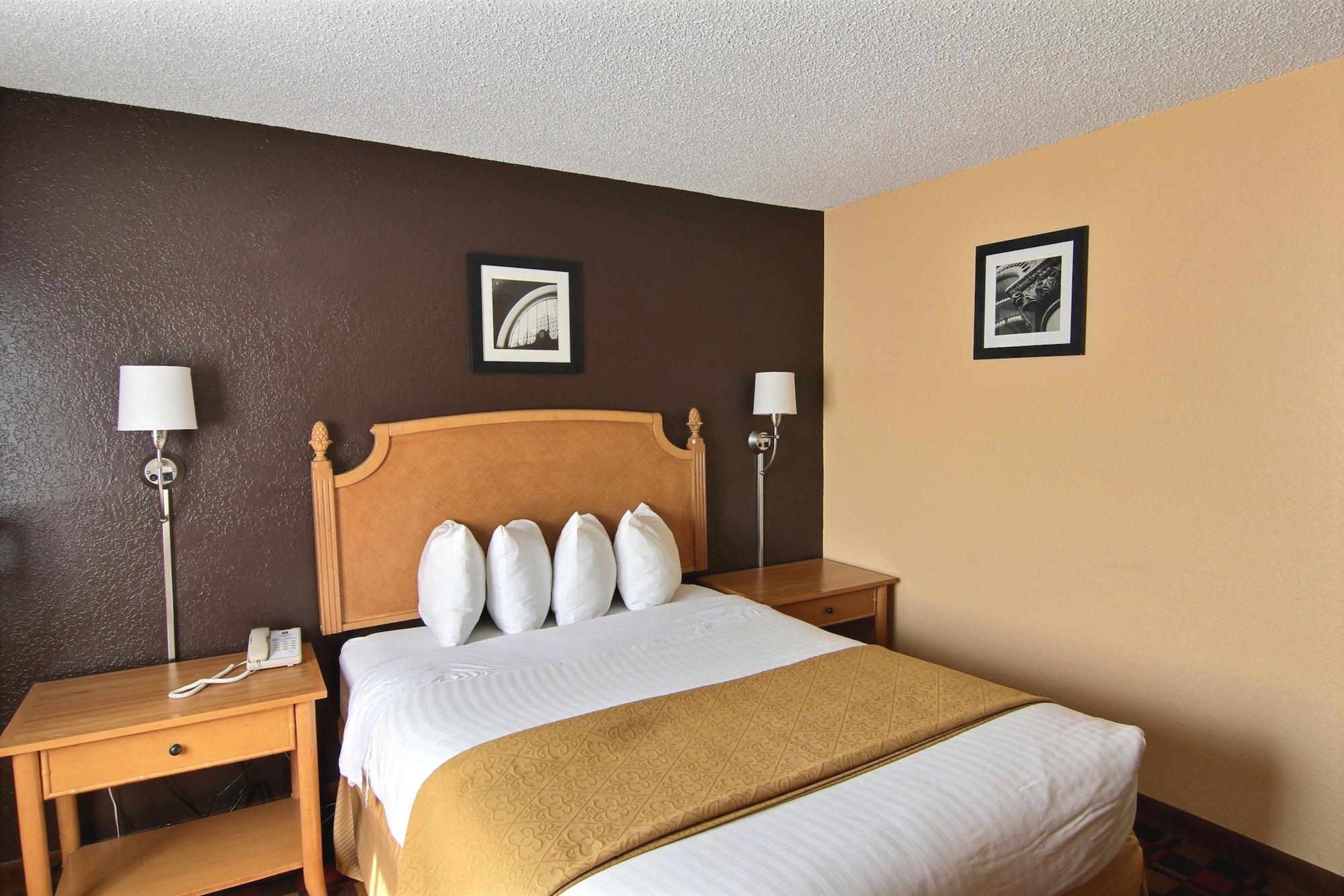 Quality Inn Hall Of Fame Canton Bagian luar foto