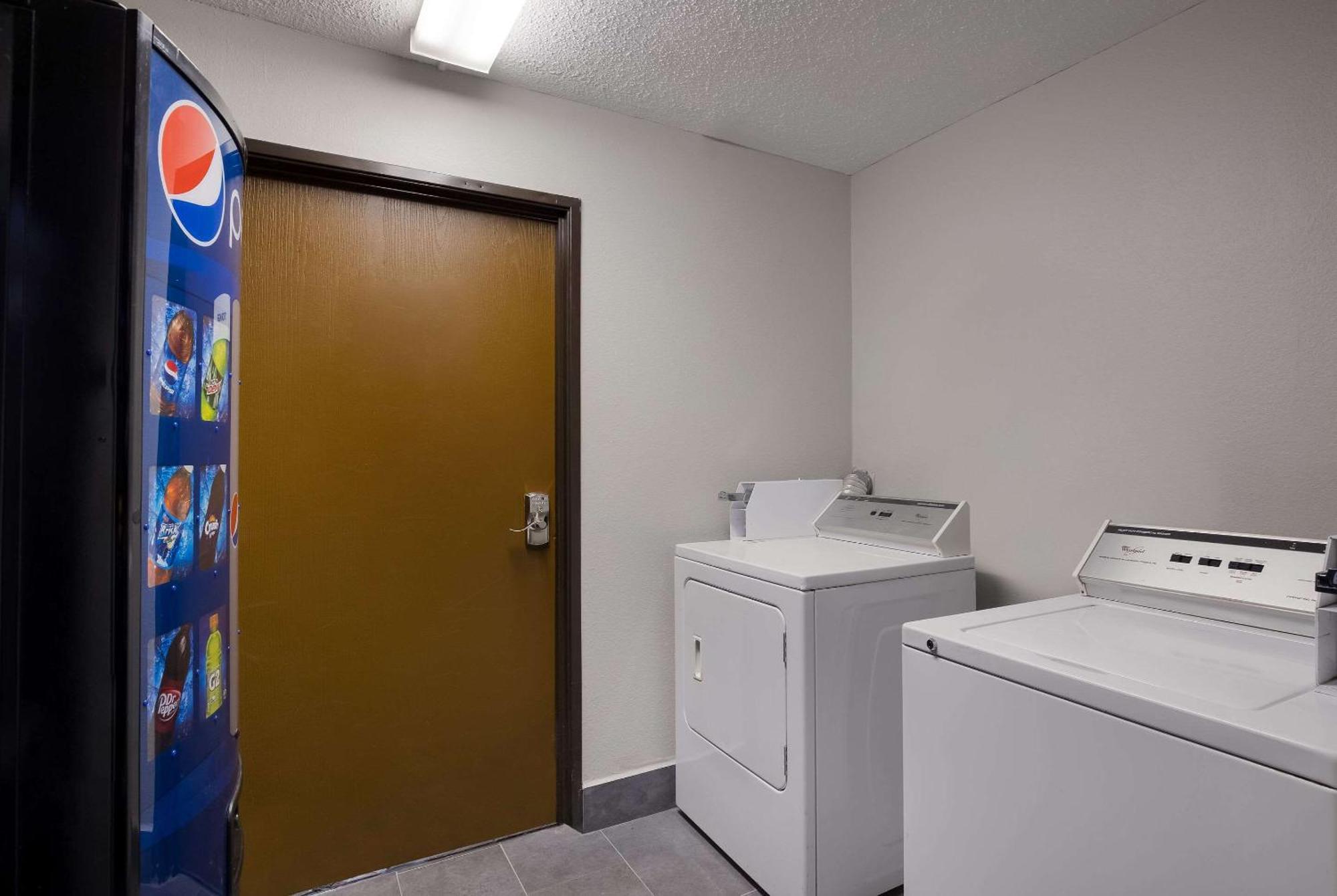 Quality Inn Hall Of Fame Canton Bagian luar foto