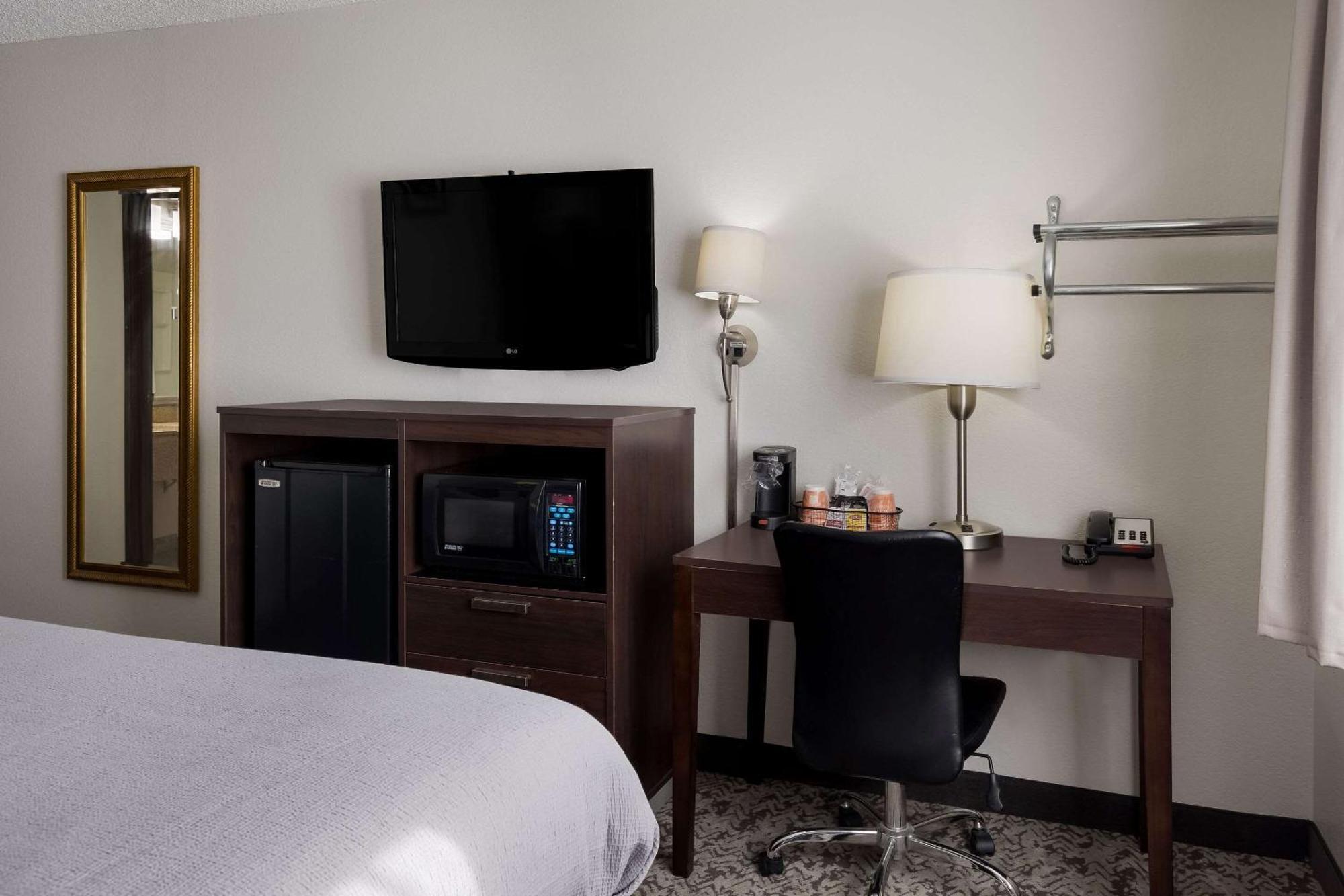 Quality Inn Hall Of Fame Canton Bagian luar foto
