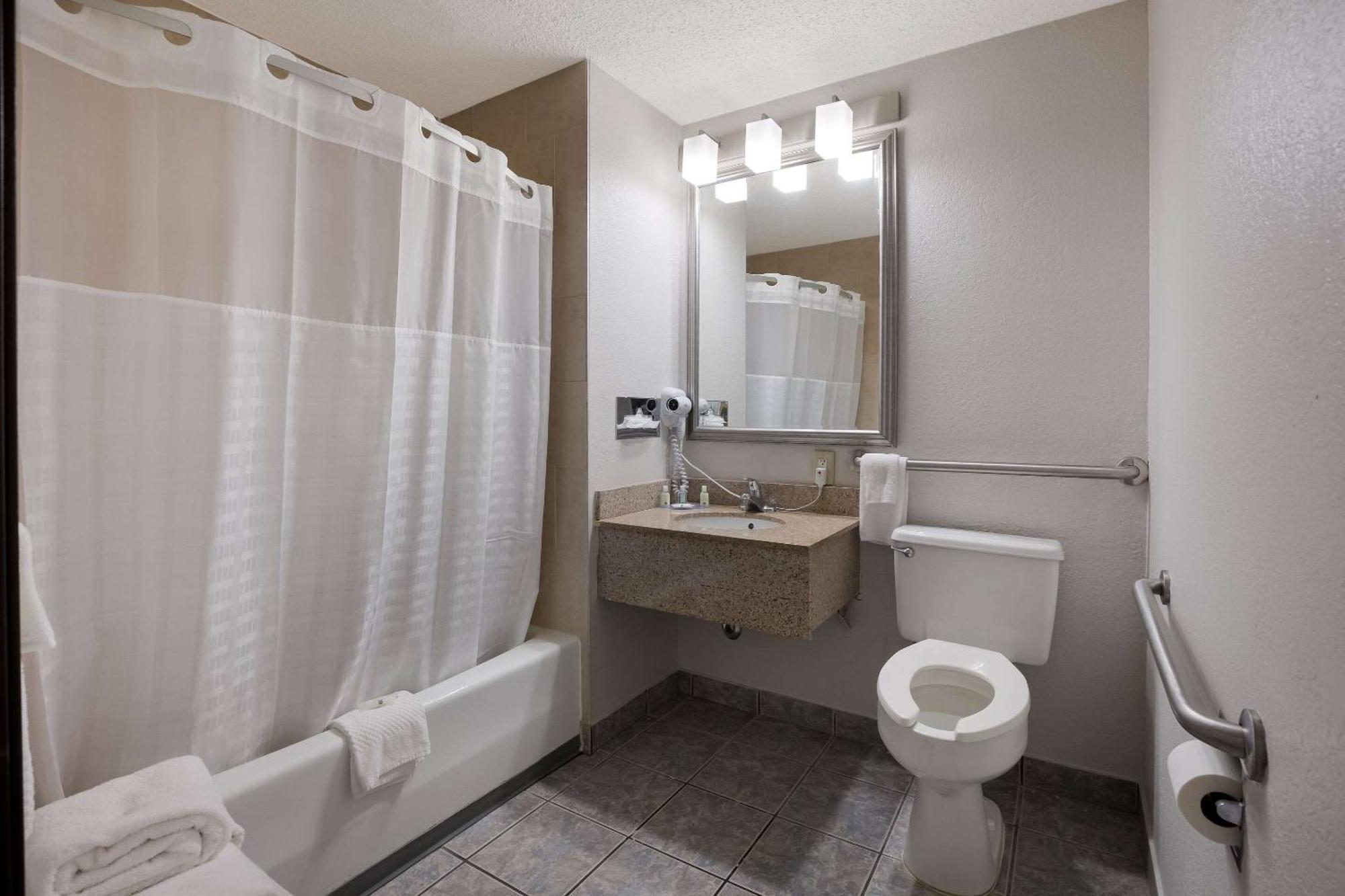 Quality Inn Hall Of Fame Canton Bagian luar foto