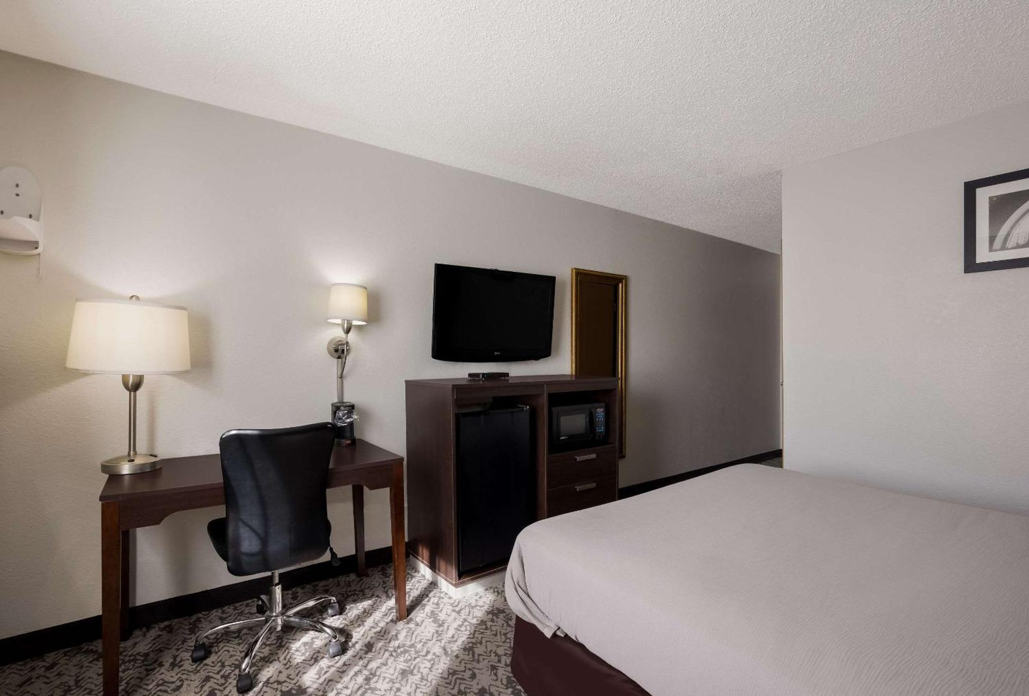 Quality Inn Hall Of Fame Canton Bagian luar foto
