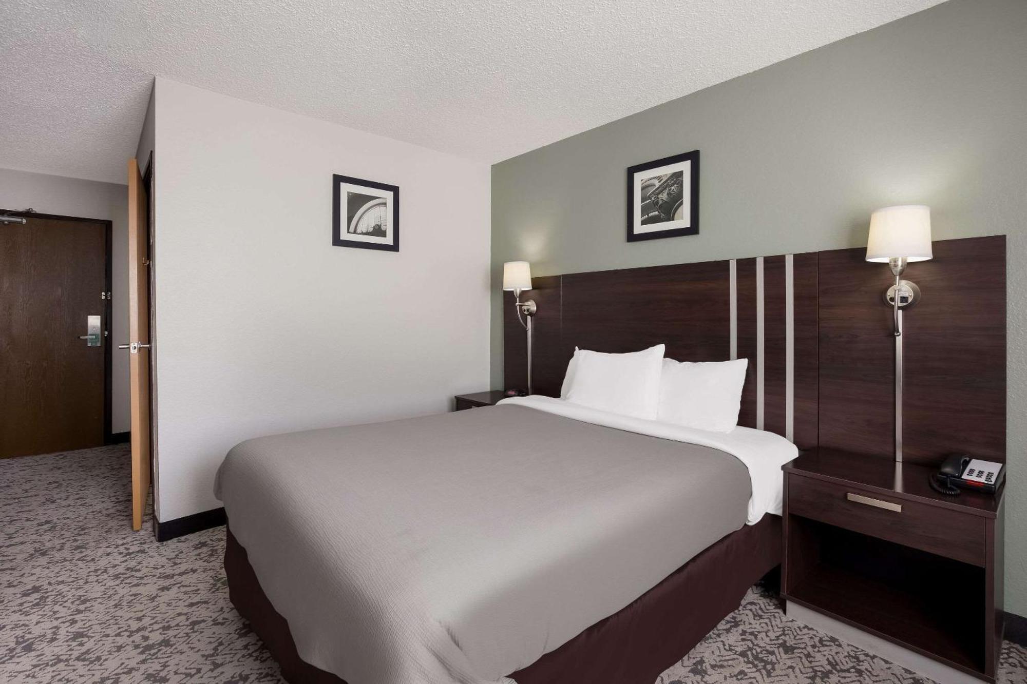 Quality Inn Hall Of Fame Canton Bagian luar foto